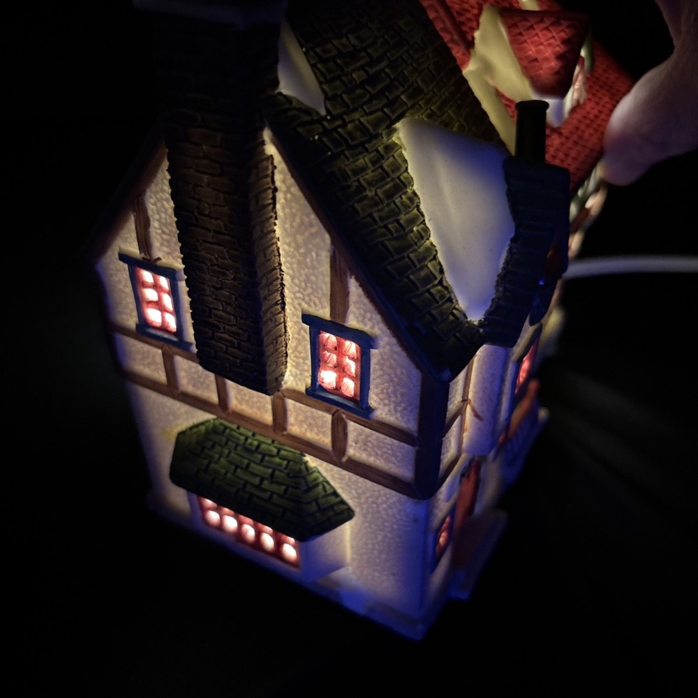 1994 LEMAX Dickensvale Village Porcelain Rare Books Bobs Tobacco Lighted House - Picture 9 of 11